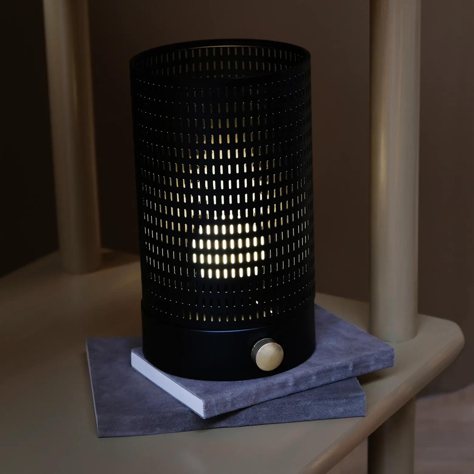 Lámpara de mesa LED recargable Mesh de Dyberg Larsen, negra, altura 20 cm