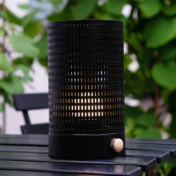 Lámpara de mesa LED recargable Mesh de Dyberg Larsen, negra, altura 20 cm
