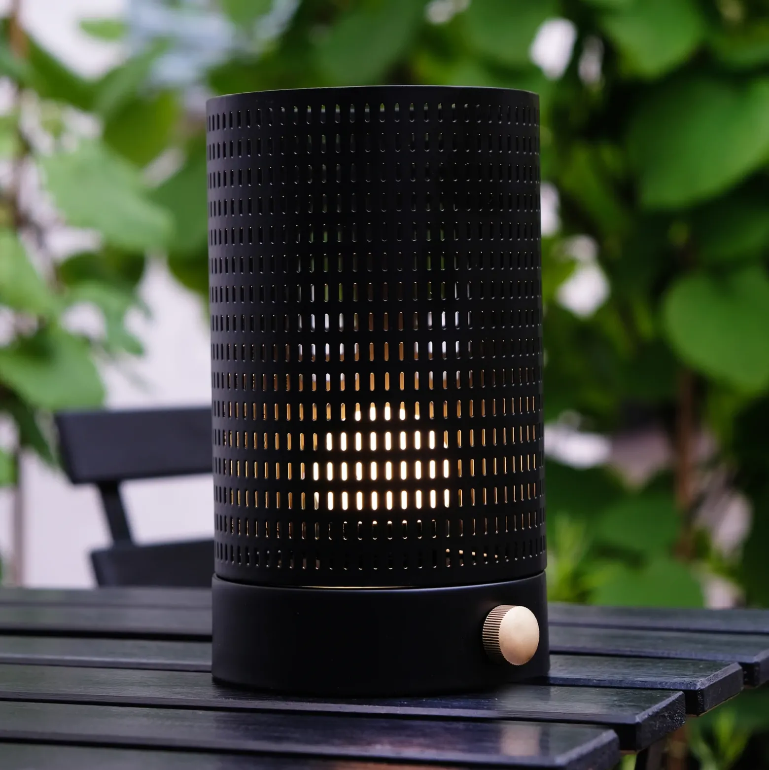 Lámpara de mesa LED recargable Mesh de Dyberg Larsen, negra, altura 20 cm