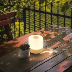 Lámpara de mesa LED recargable Cita con acabado en madera, USB-C, 2700 K,