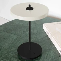 Lámpara de mesa LED recargable UMAGE Asteria Move, blanco perla/negro, 31 cm