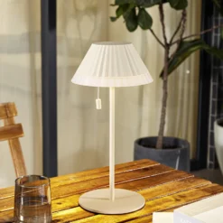 Lámpara de mesa LED recargable Ilvi de Lindby, beige, aluminio, Ø 17,5 cm