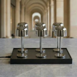Lámpara de mesa LED recargable Quill, cromada, 6 unidades, estación de carga