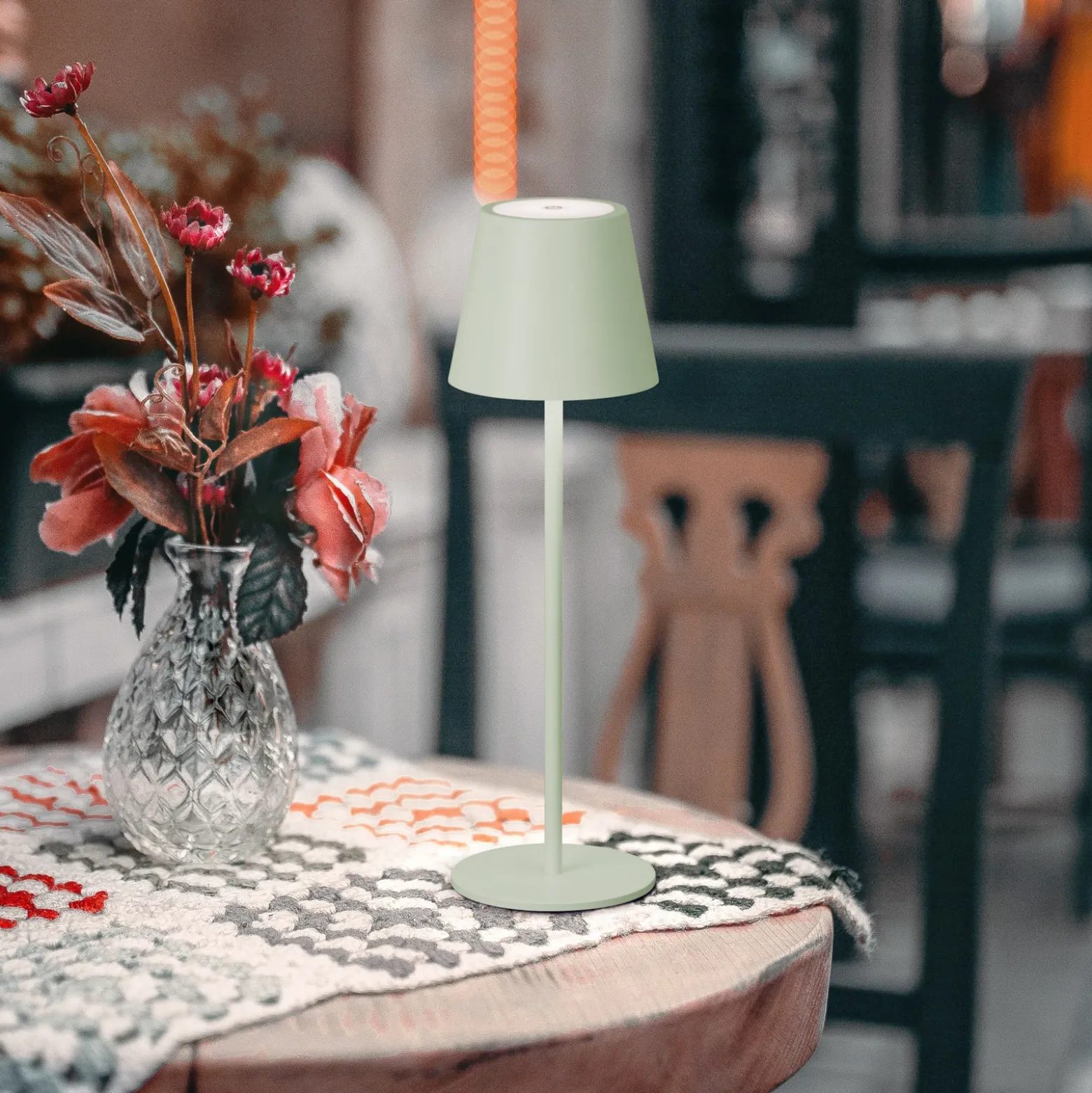 Lámpara de mesa LED recargable Viletto, verde salvia, IP54