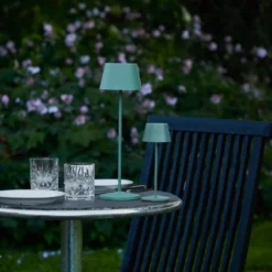 Lámpara de mesa LED recargable LOOM DESIGN Modi Micro, IP65, verde
