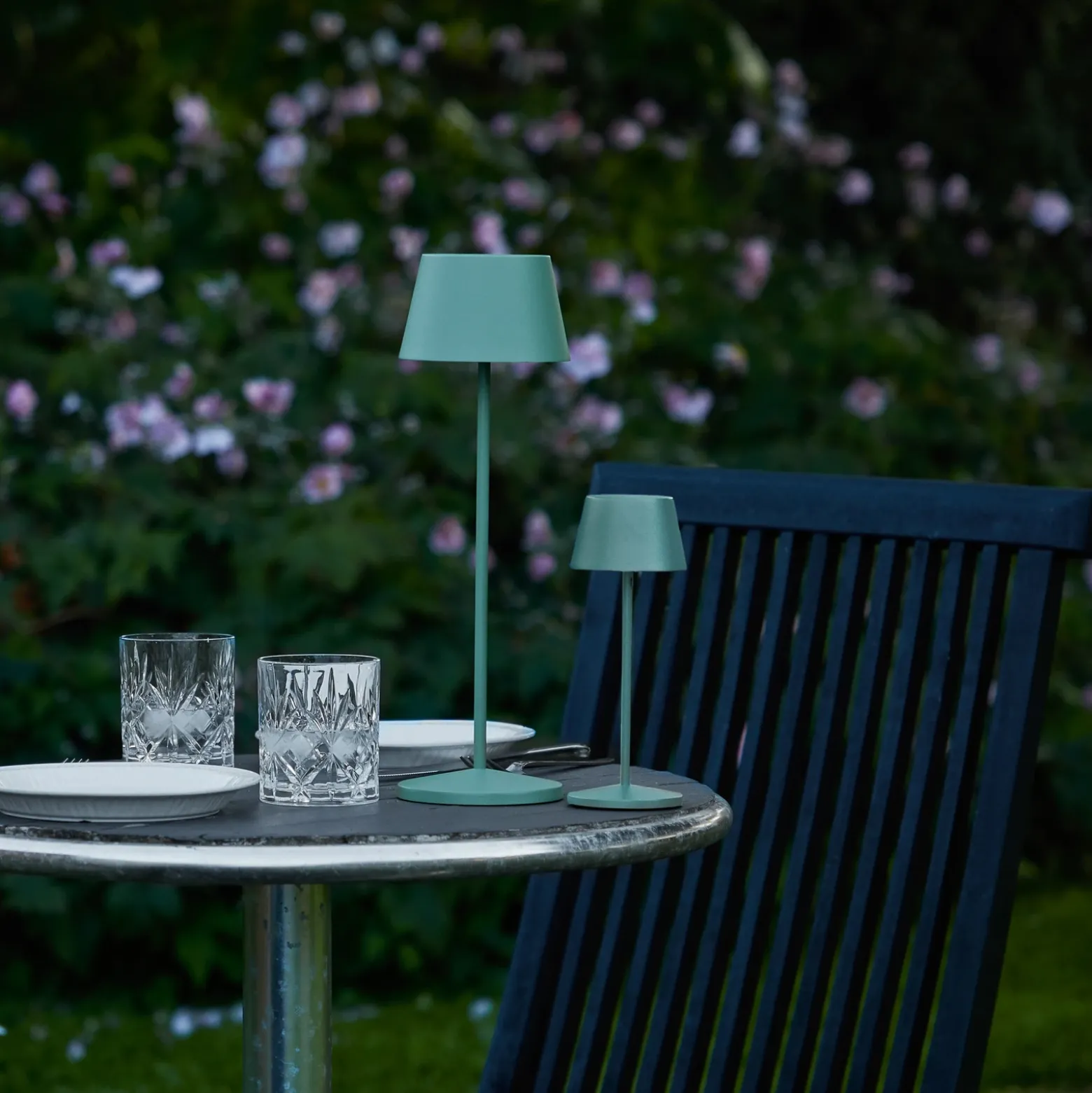 Lámpara de mesa LED recargable LOOM DESIGN Modi Micro, IP65, verde