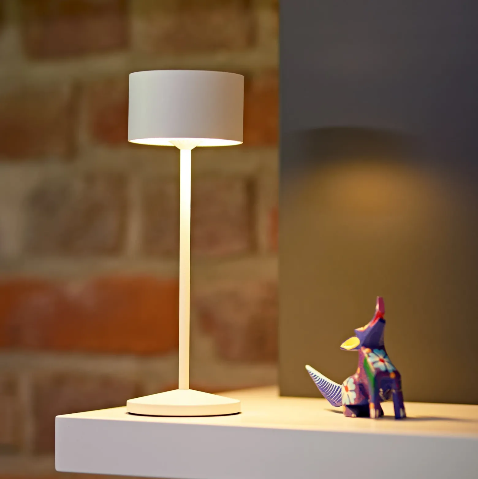 Lámpara de mesa LED recargable Veluna, blanca, altura 25 cm, IP44, atenuable,