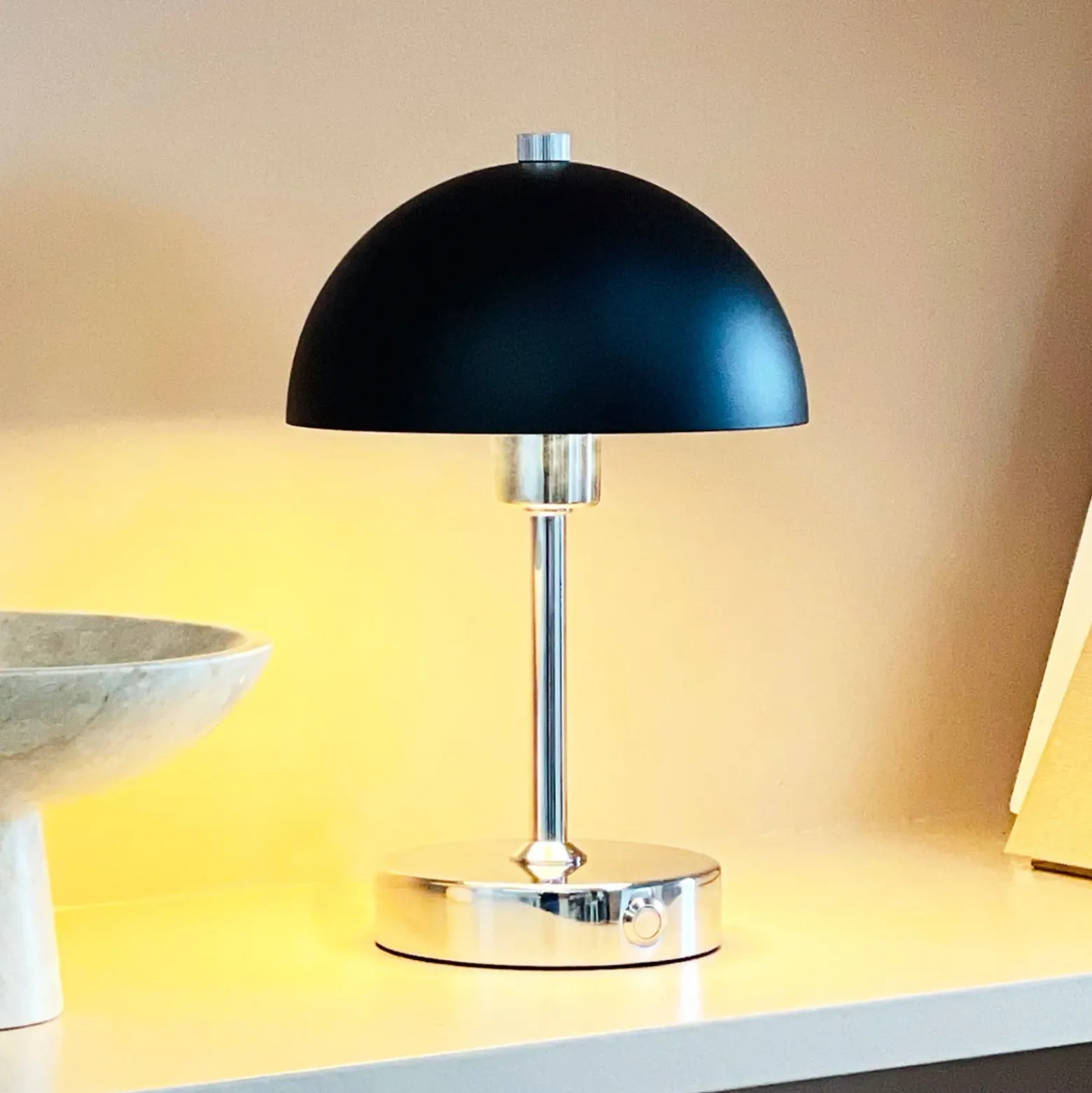 Lámpara de mesa LED recargable Malmö de Dyberg Larsen, altura 23 cm, metal
