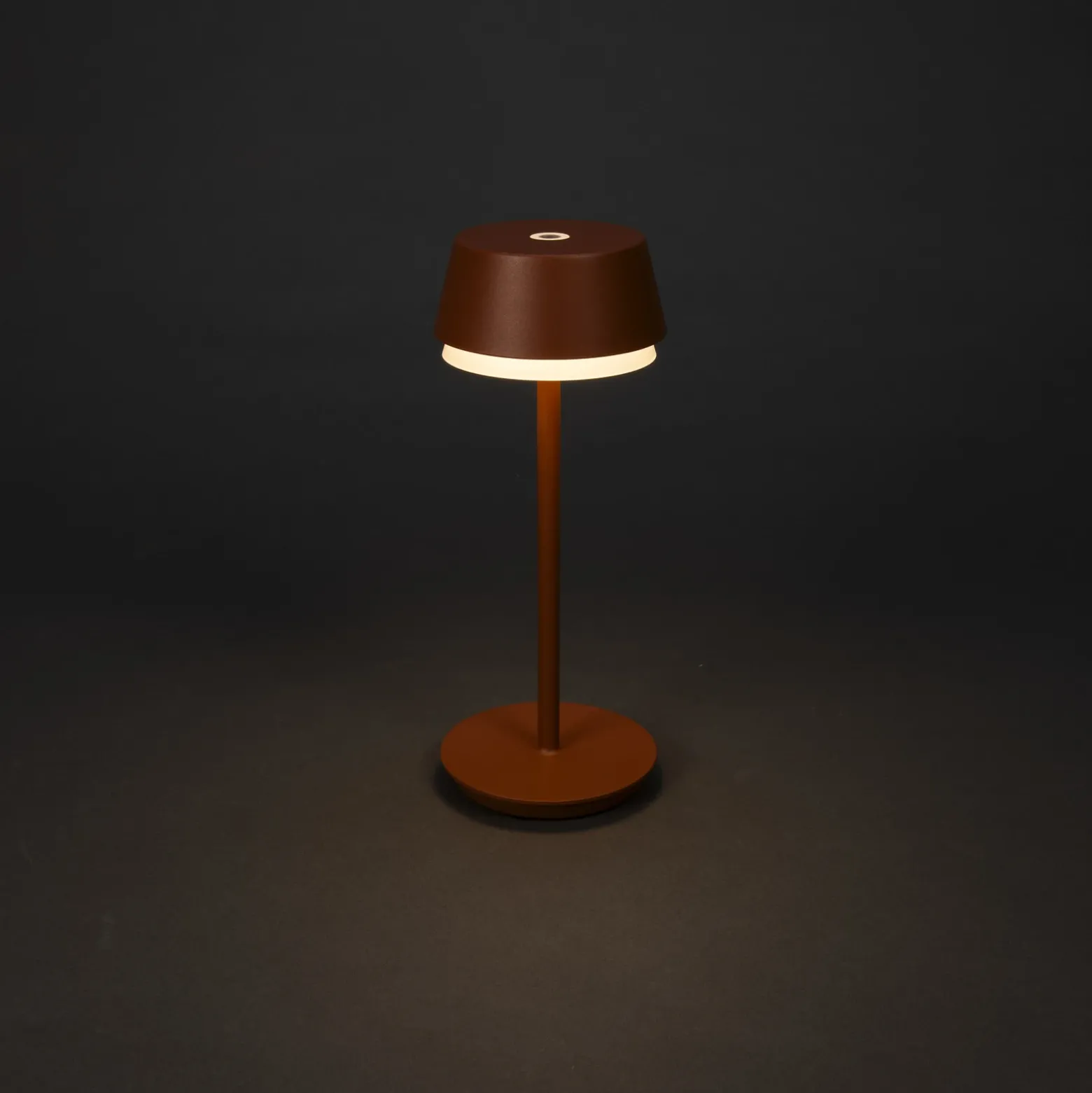 Lámpara de mesa LED recargable Lyon, terracota, IP54, atenuador, CCT, RGB