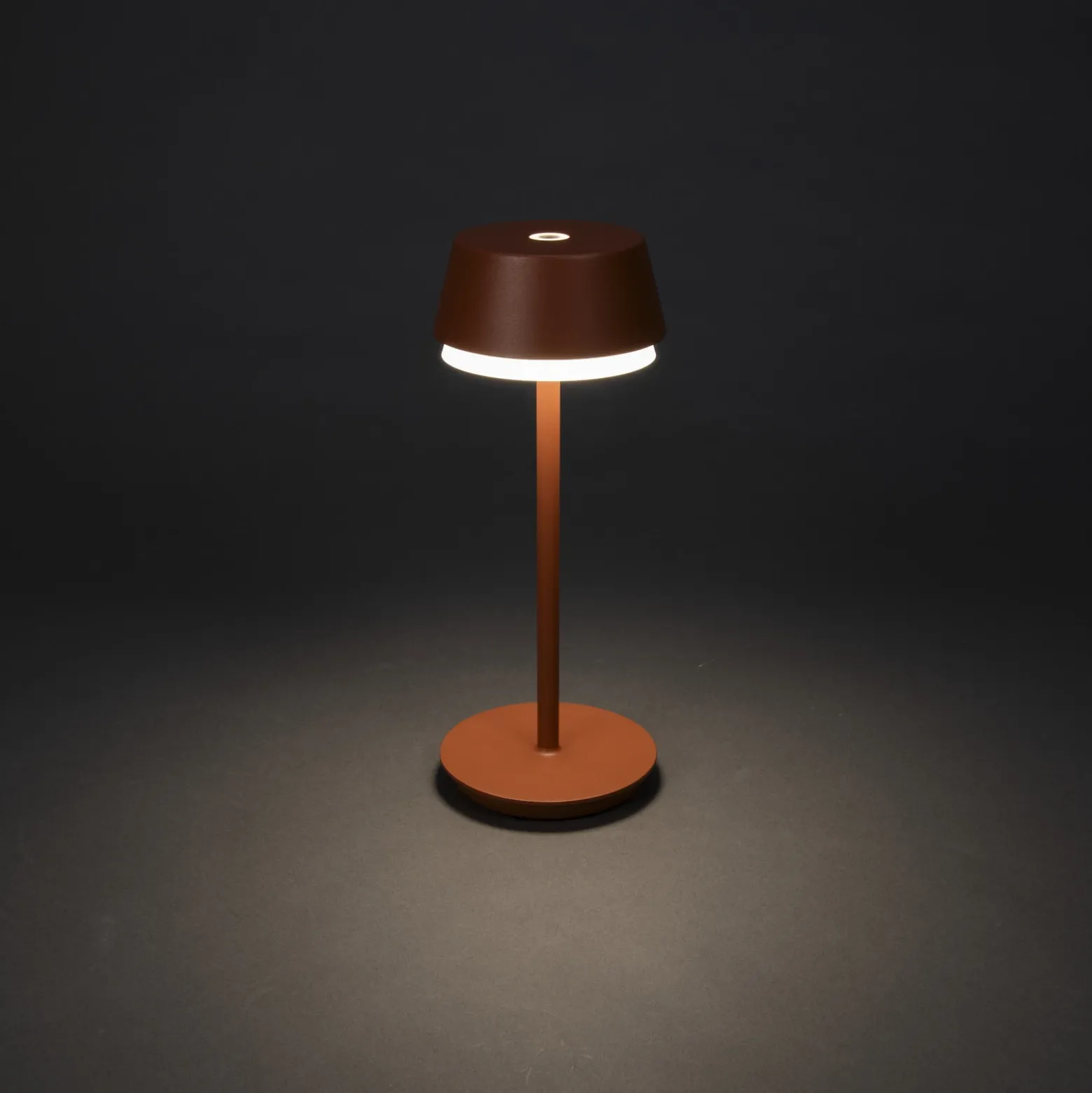 Lámpara de mesa LED recargable Lyon, terracota, IP54, atenuador, CCT, RGB