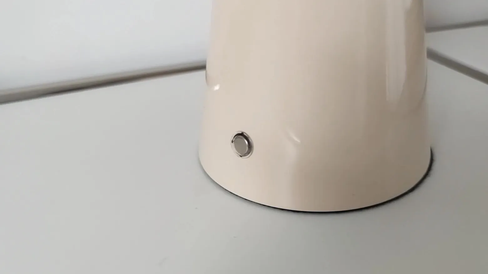 Lámpara de mesa LED recargable Lindby Nevijo, beige, Ø 20 cm, USB, atenuador de