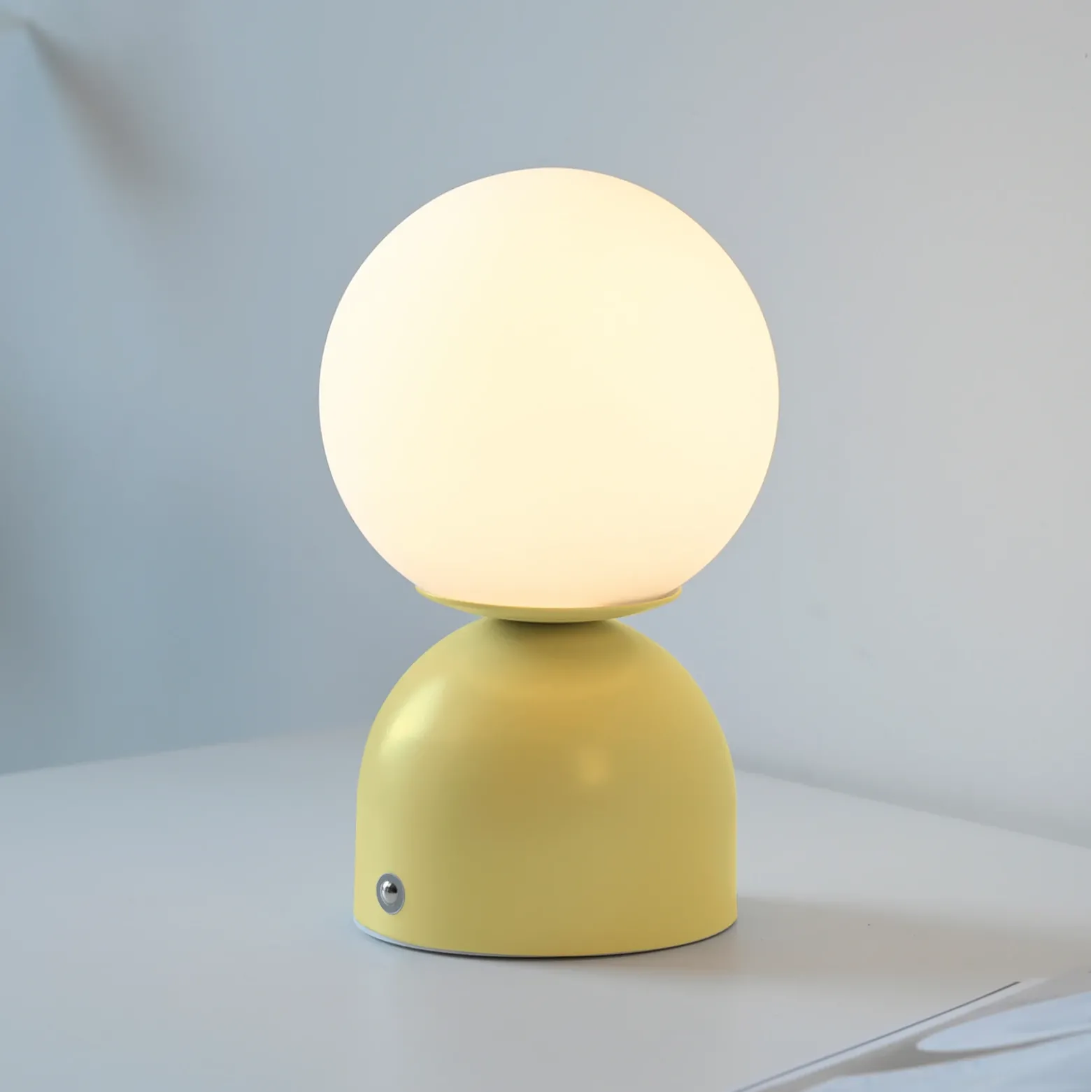 Lámpara de mesa LED recargable RUDI, amarilla, altura 20 cm, CCT, regulación