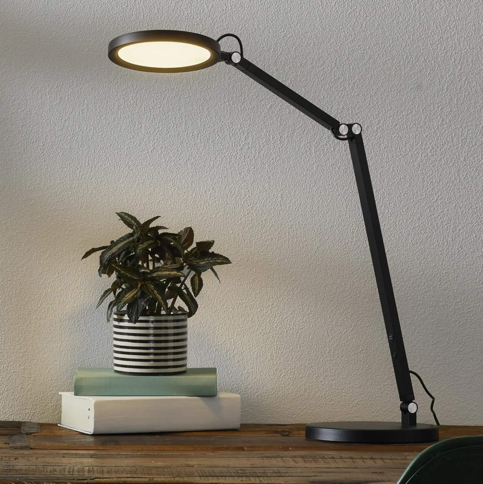 Lámpara de mesa LED Regina con atenuador, negro