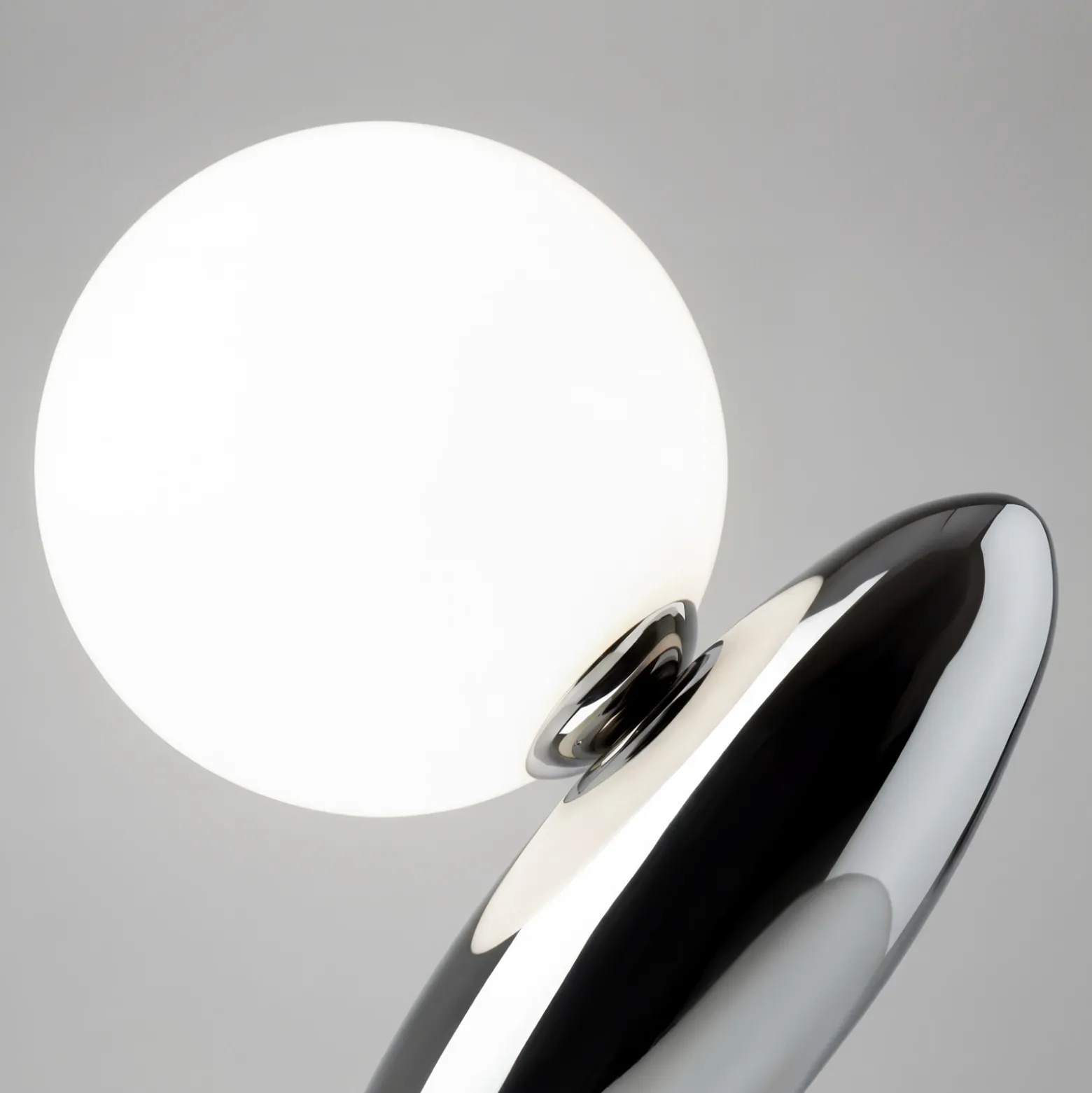 Lámpara de mesa LED RESONANCE, platino/ópal, 37 cm, metal/cristal, atenuable