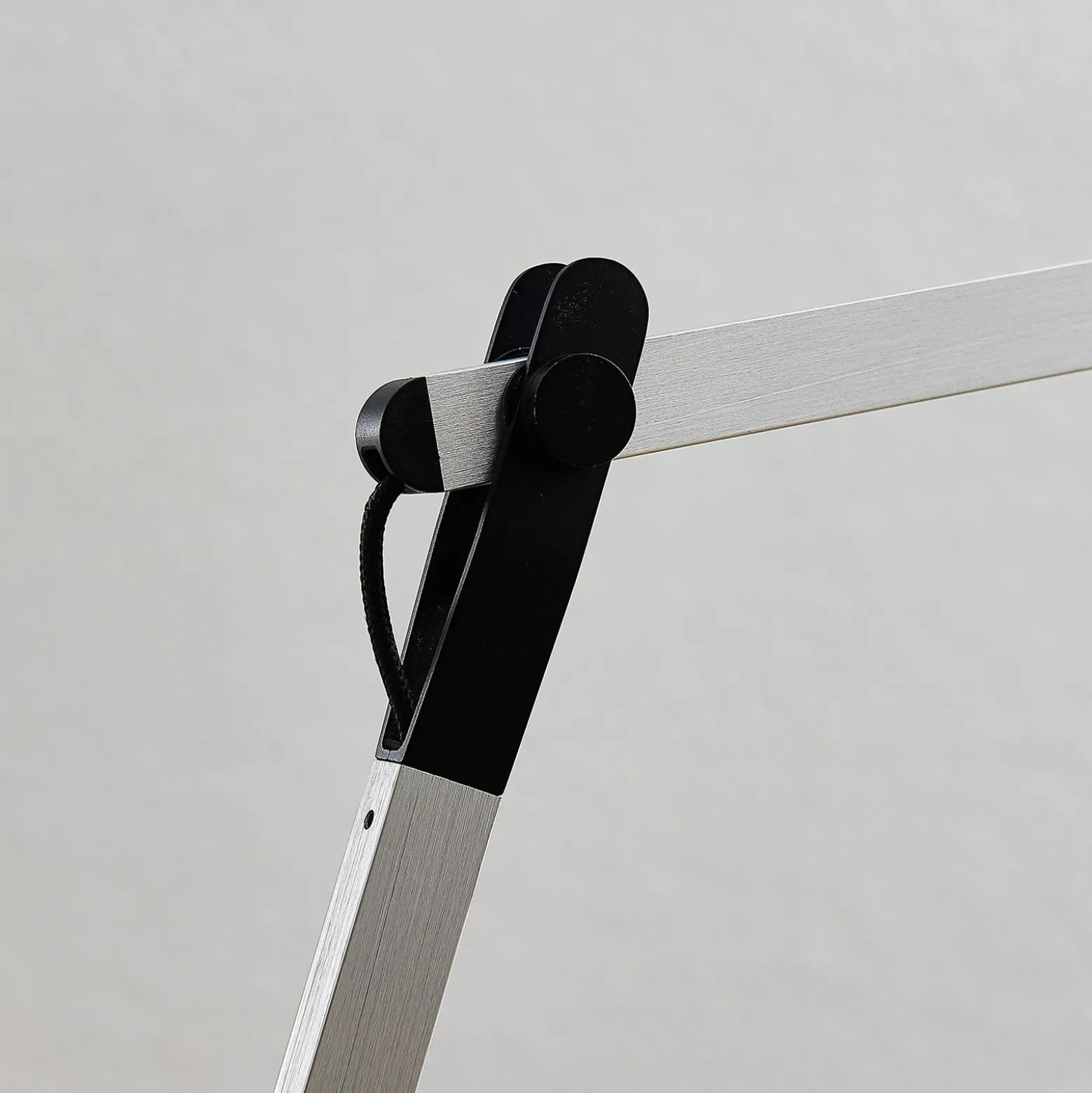 Lámpara de mesa LED Rilana con atenuador, plateada