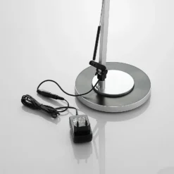 Lámpara de mesa LED Rilana con atenuador, plateada