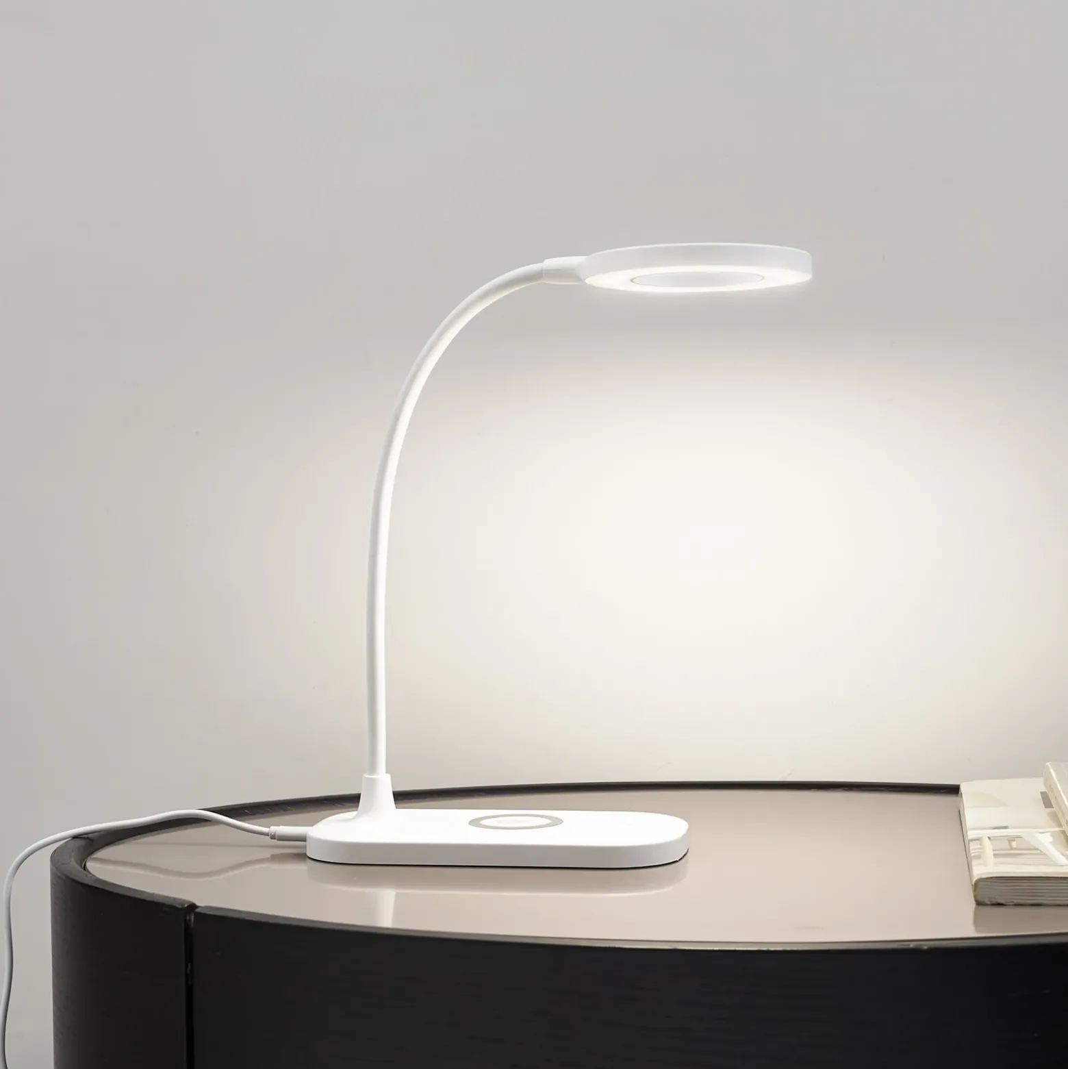 Lámpara de mesa LED Siona de Lindby, blanca, CCT, atenuable, estación de carga