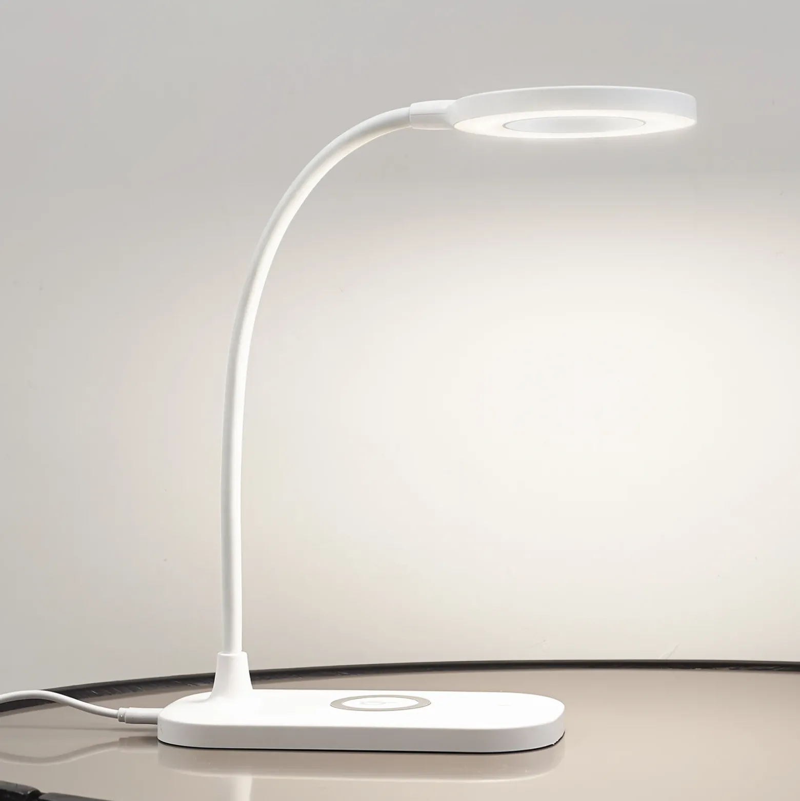 Lámpara de mesa LED Siona de Lindby, blanca, CCT, atenuable, estación de carga