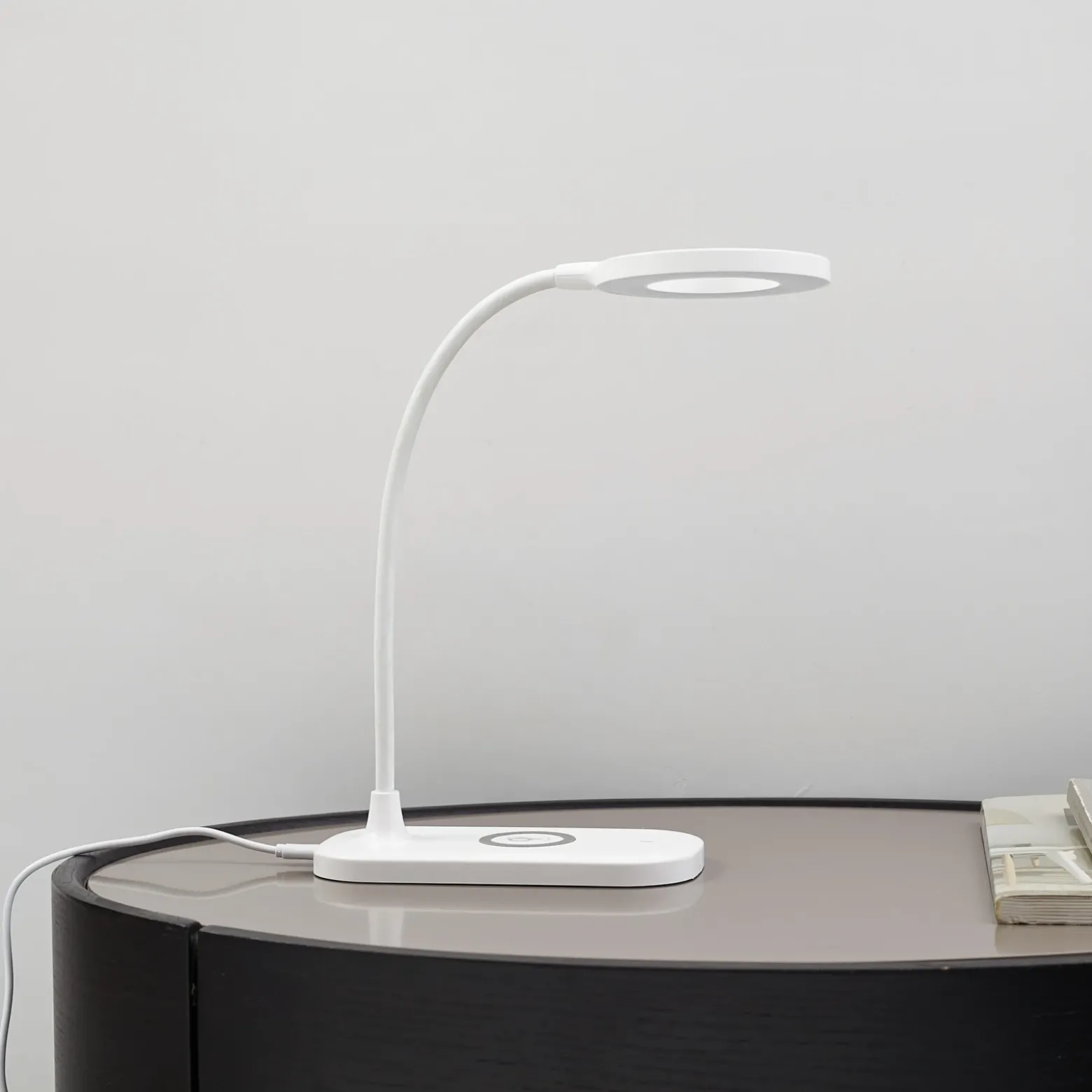 Lámpara de mesa LED Siona de Lindby, blanca, CCT, atenuable, estación de carga