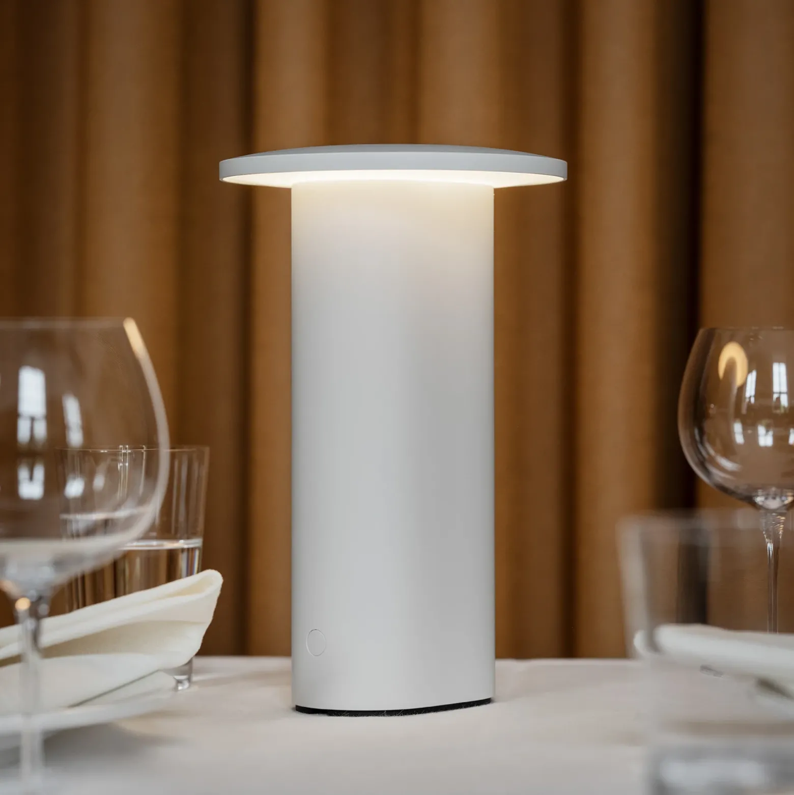 lámpara de mesa LED Solae de Fritz Hansen, blanca, aluminio, IP44