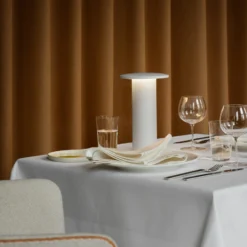 lámpara de mesa LED Solae de Fritz Hansen, blanca, aluminio, IP44