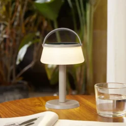 Lámpara de mesa LED solar Lindby Mikkel, beige, atenuable, 7 cm