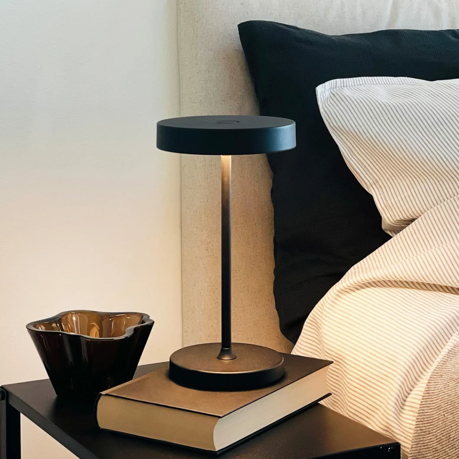 Lámpara de mesa LED Starlight de Dyberg Larsen, negra, metal