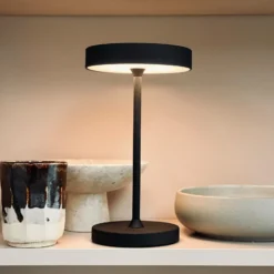 Lámpara de mesa LED Starlight de Dyberg Larsen, negra, metal