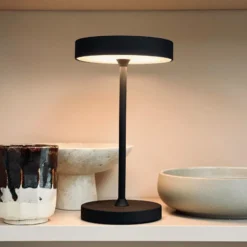 Lámpara de mesa LED Starlight de Dyberg Larsen, negra, altura 26 cm