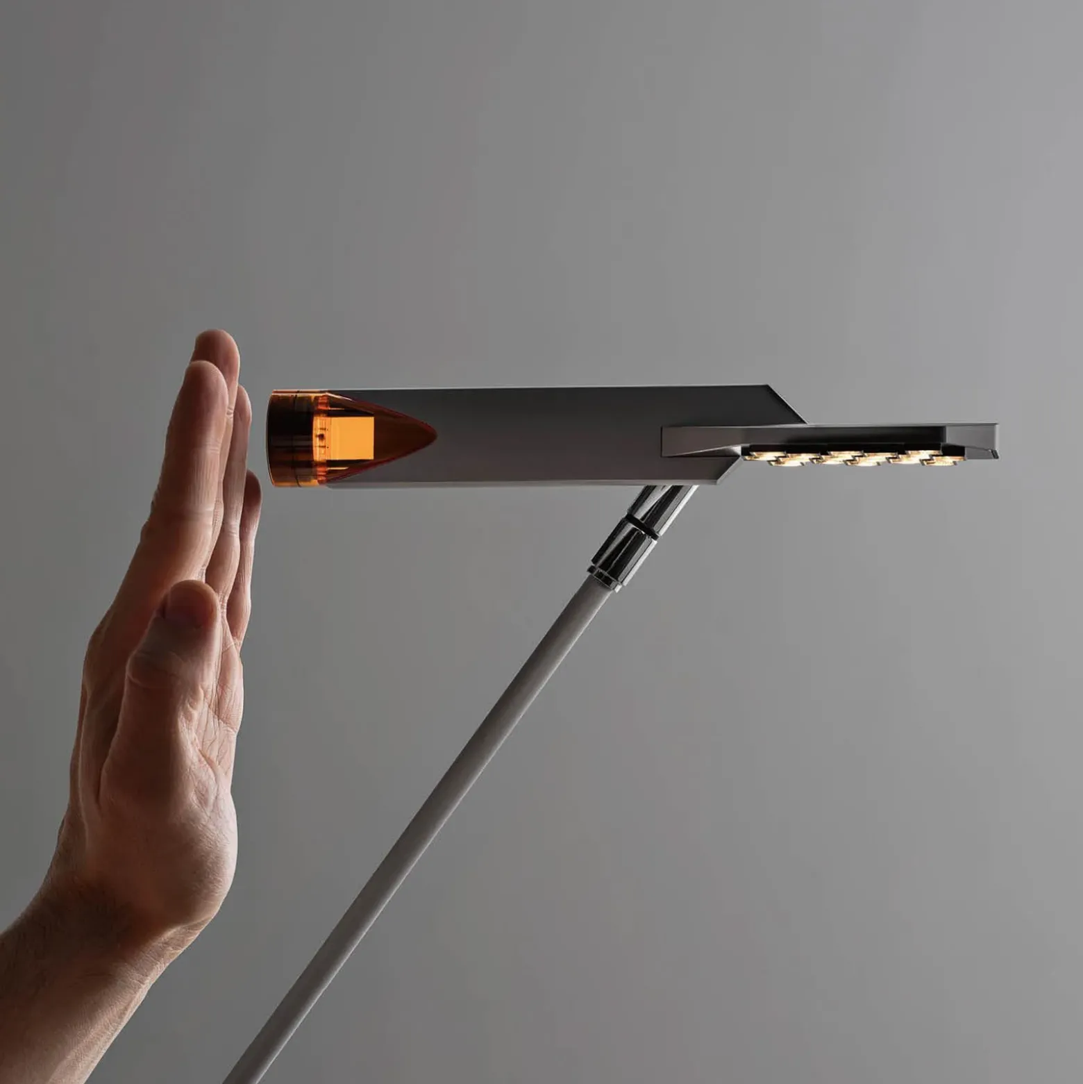 lámpara de mesa LED Stilnovo Halley, negra, saliente 100 cm