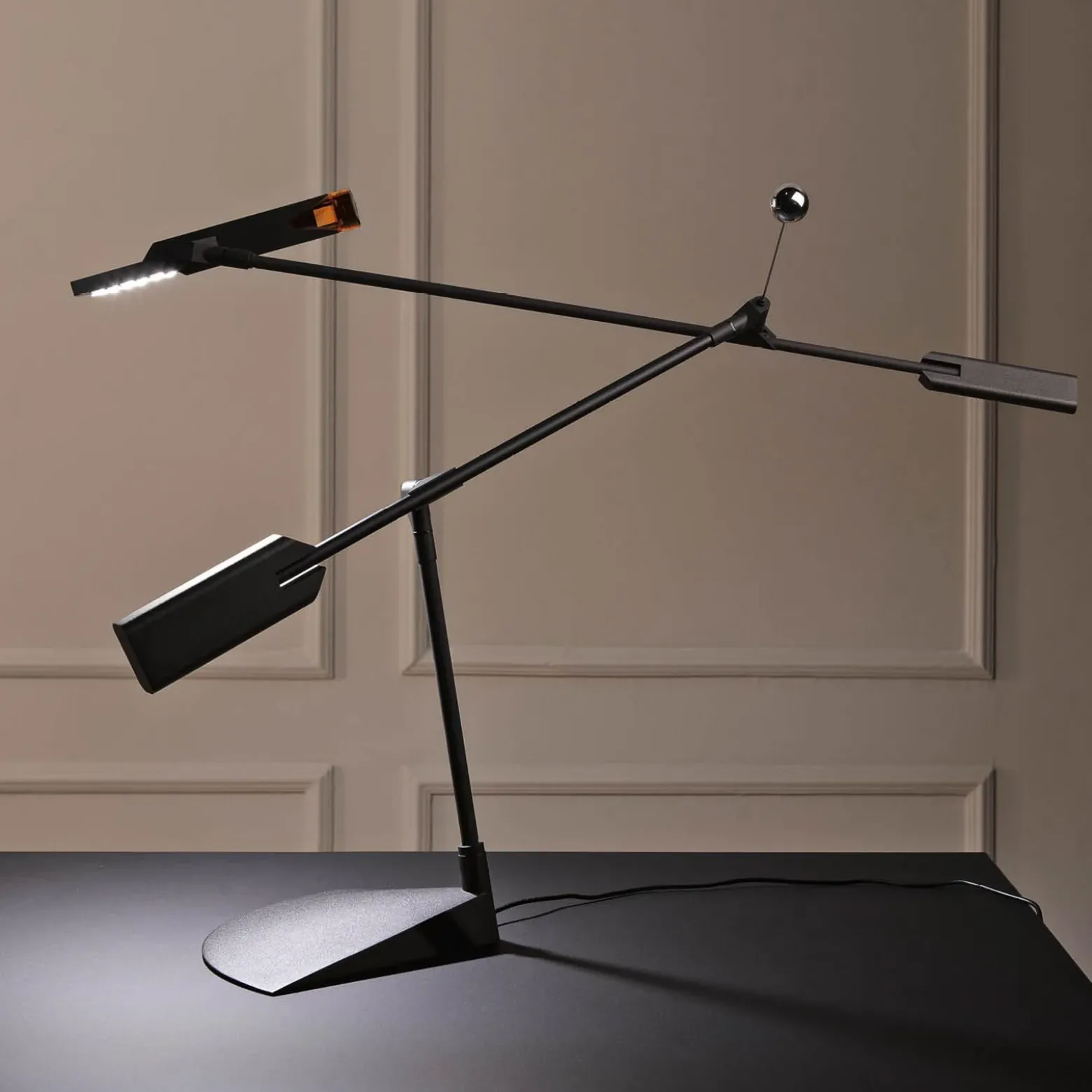 lámpara de mesa LED Stilnovo Halley, negra, saliente 100 cm