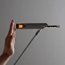 lámpara de mesa LED Stilnovo Halley, negra, saliente 100 cm