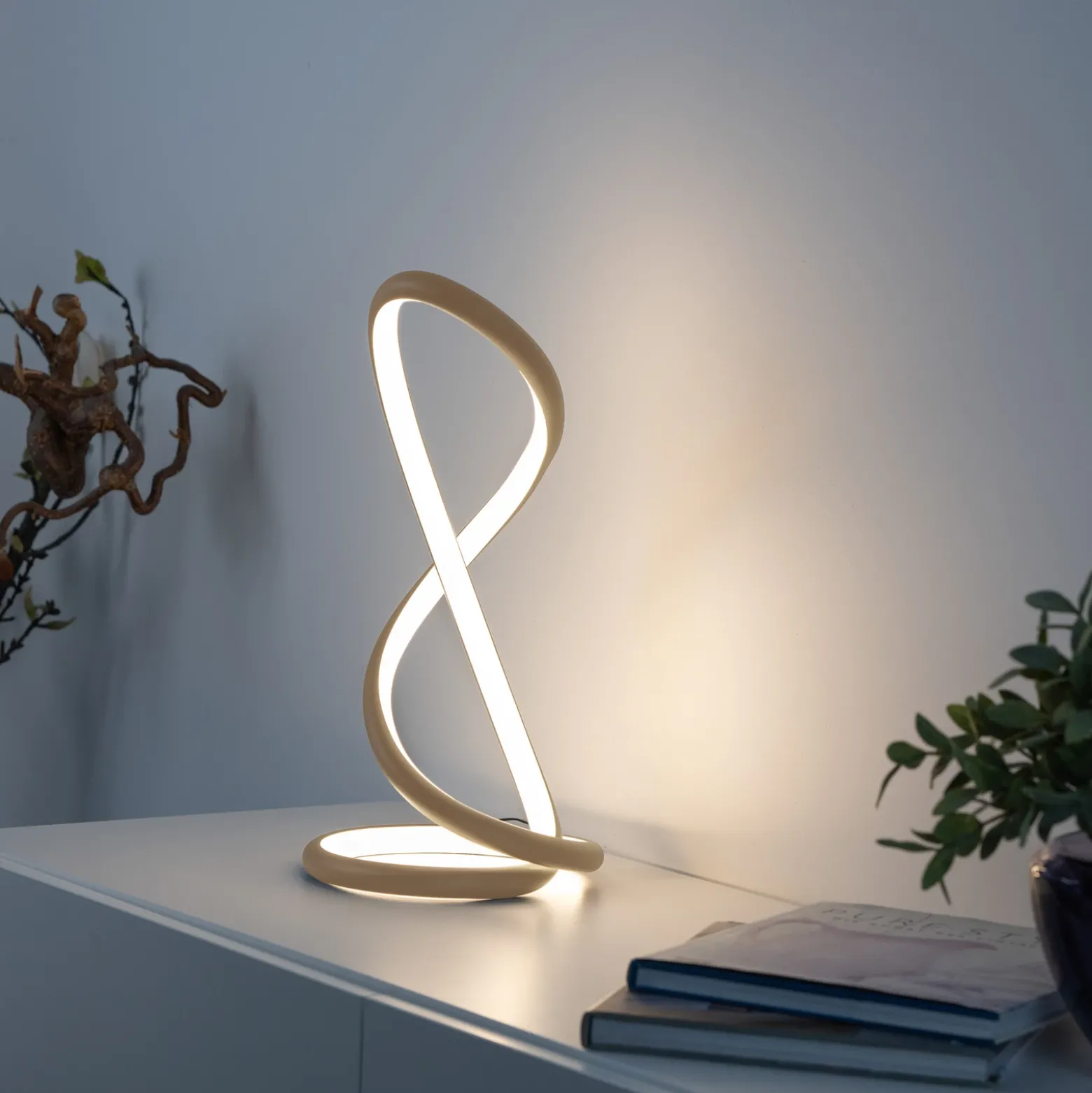 Lámpara de mesa LED Twist de Paul Neuhaus, color arena, altura 42 cm