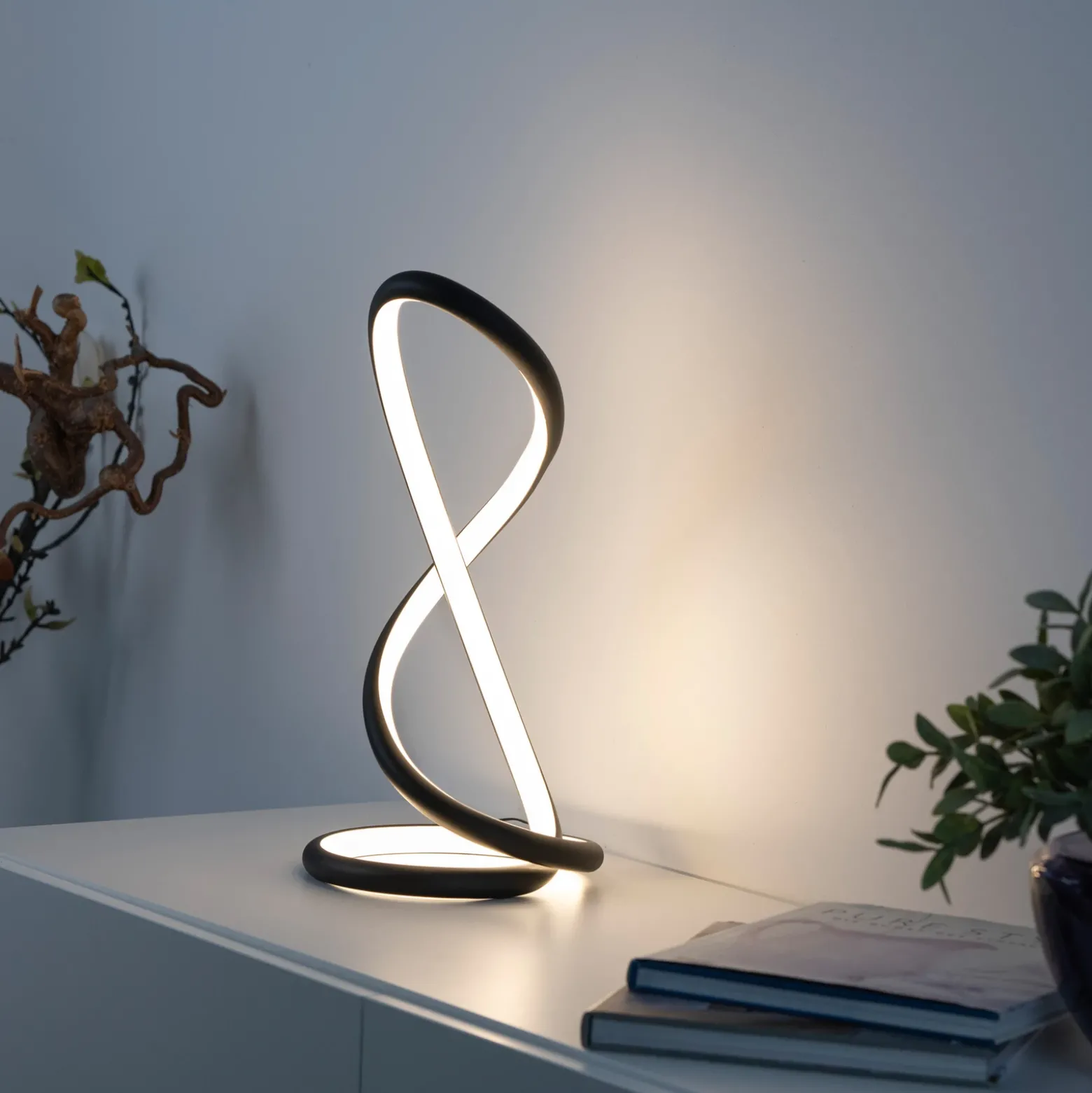 Lámpara de mesa LED Twist de Paul Neuhaus, negra, altura 42 cm