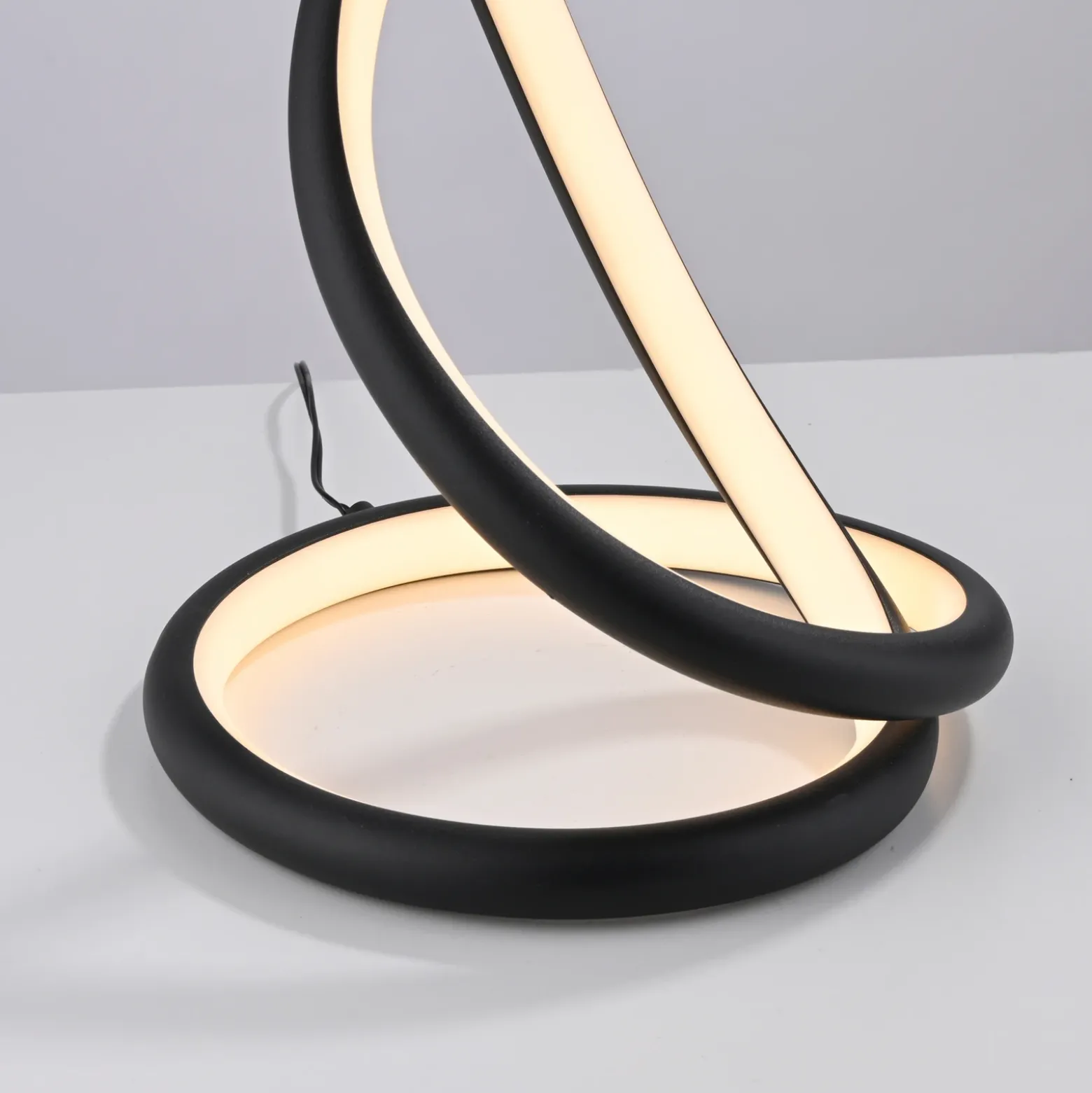 Lámpara de mesa LED Twist de Paul Neuhaus, negra, altura 42 cm