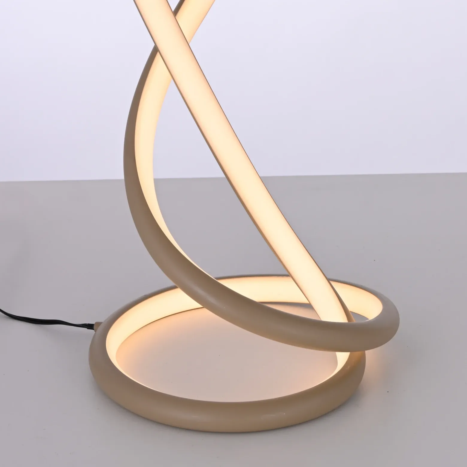 Lámpara de mesa LED Twist de Paul Neuhaus, color arena, altura 42 cm