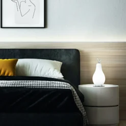 Lámpara de mesa LED Wilma, latón/blanco, con forma de bombilla, atenuable