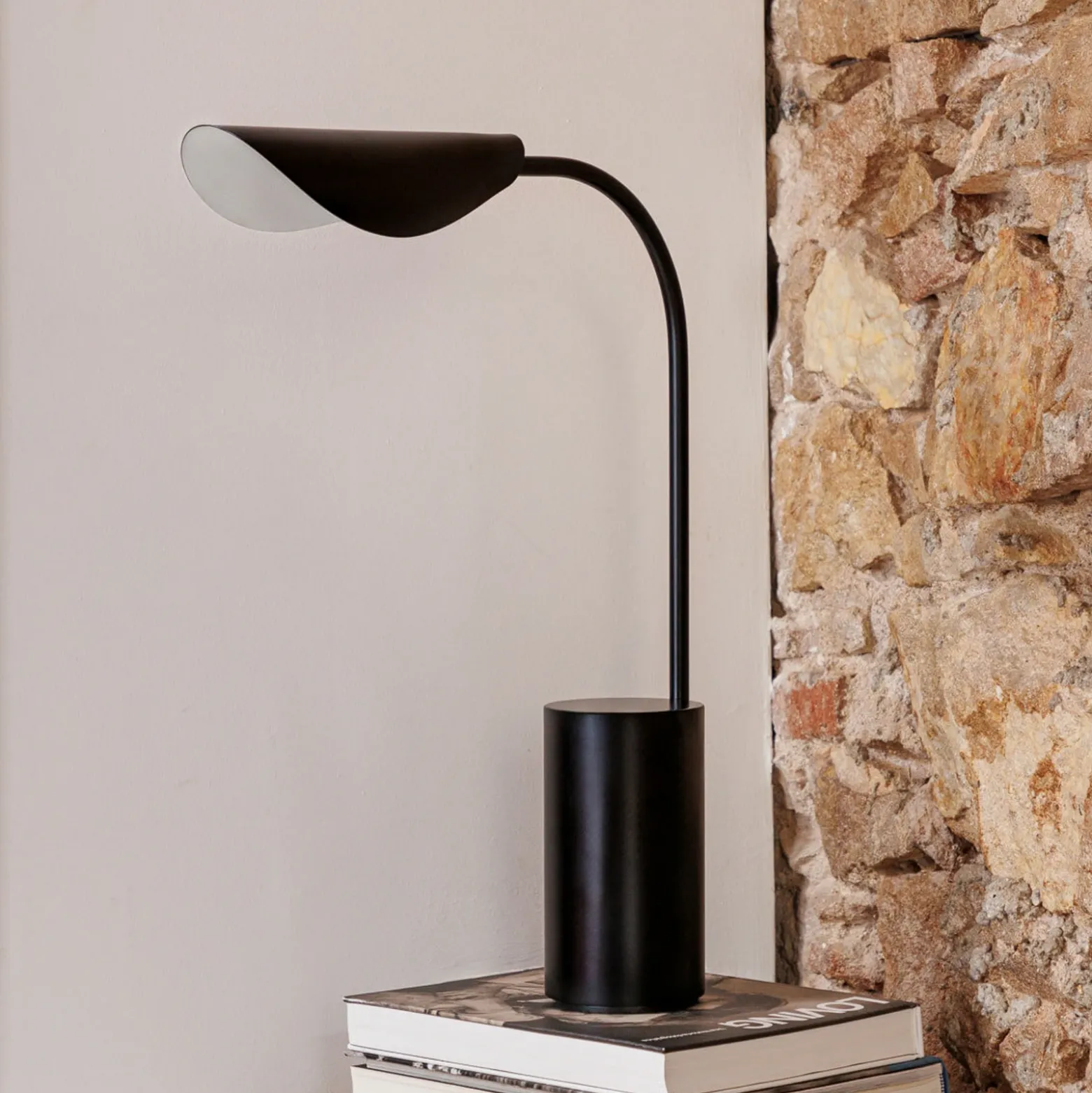 Lámpara de mesa Liggera, negra, acero, altura 27,9 cm