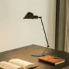 Lámpara de mesa Lindby Corali, negra, metal, altura 64cm