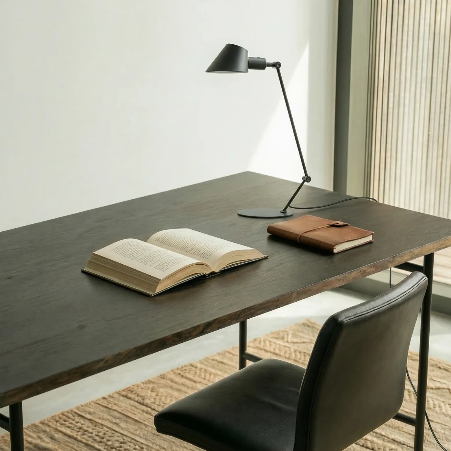 Lámpara de mesa Lindby Corali, negra, metal, altura 64cm