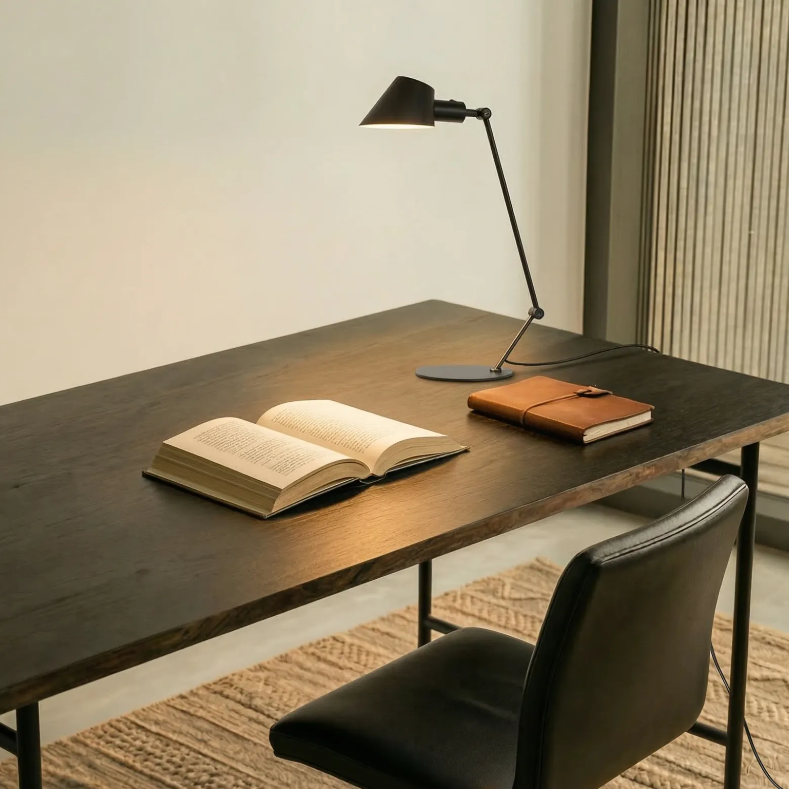 Lámpara de mesa Lindby Corali, negra, metal, altura 64cm