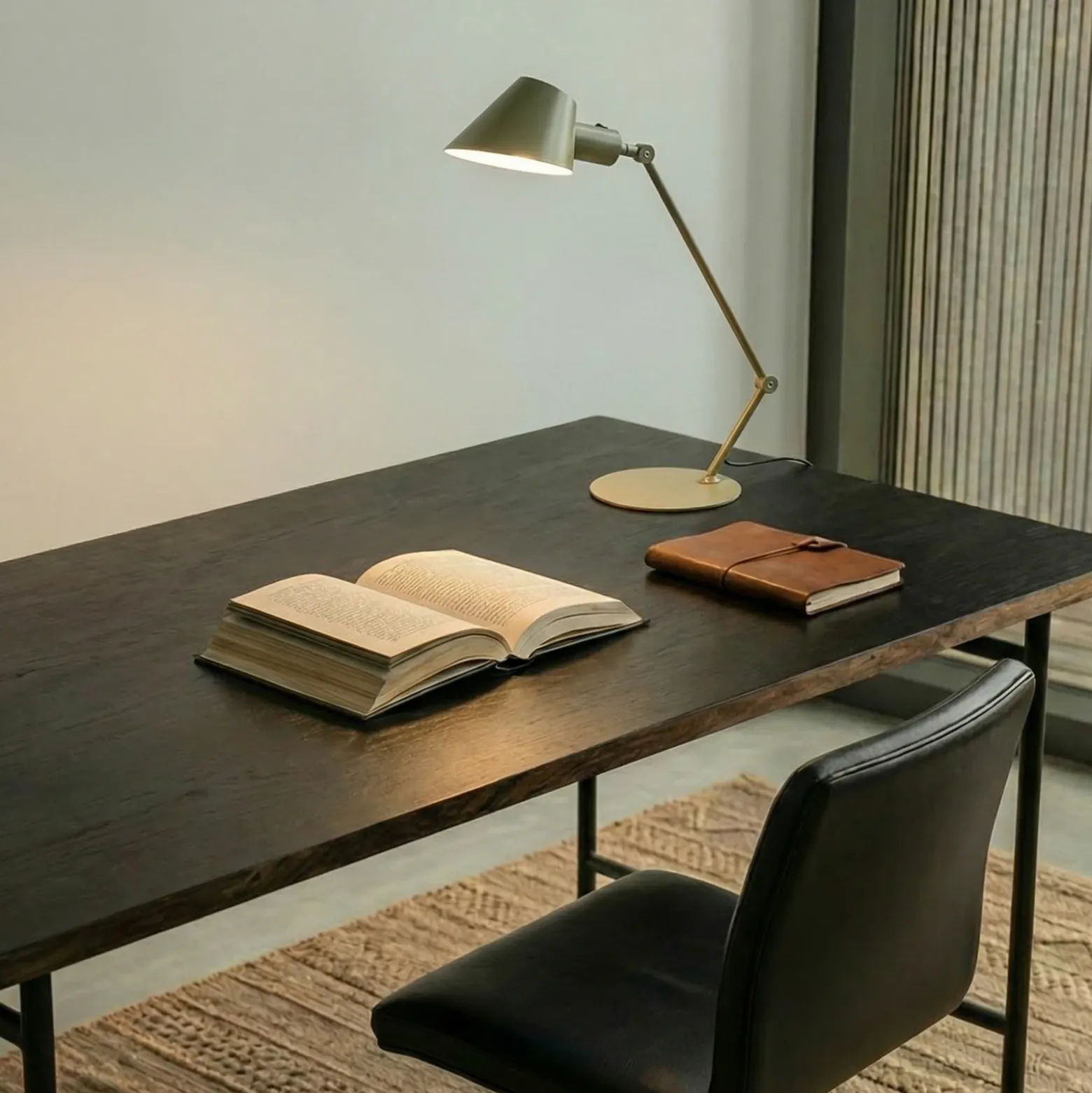 Lámpara de mesa Lindby Corali, verde claro, metal, altura 64cm