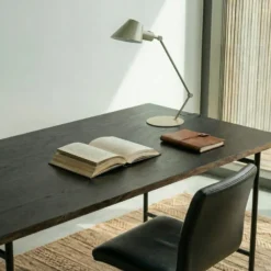 Lámpara de mesa Lindby Corali, verde claro, metal, altura 64cm