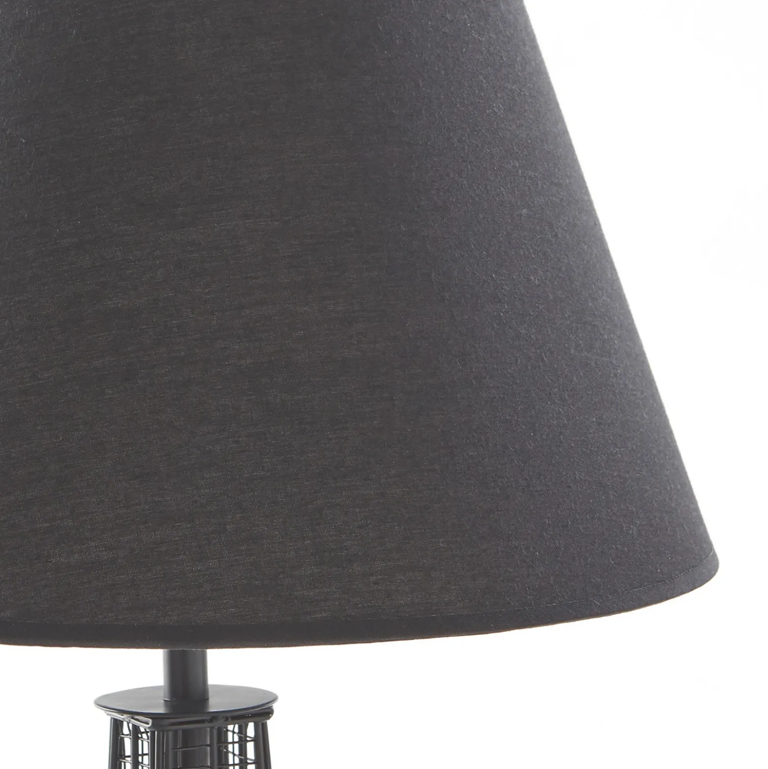 Lámpara de mesa Lindby Croia, negra, metal, Ø 28 cm, E27