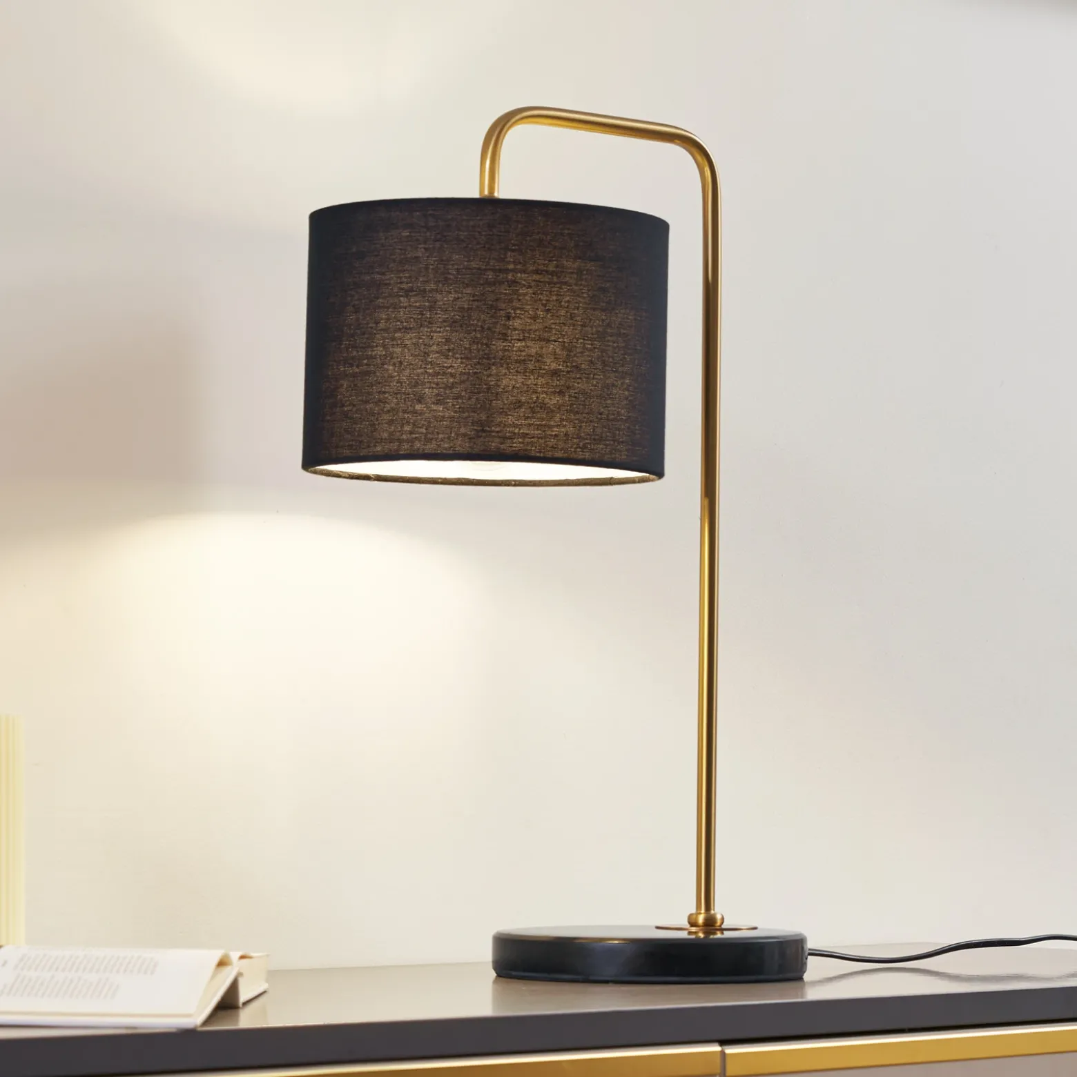 Lámpara de mesa Lindby Hillary, negro/oro, mármol, 49 cm