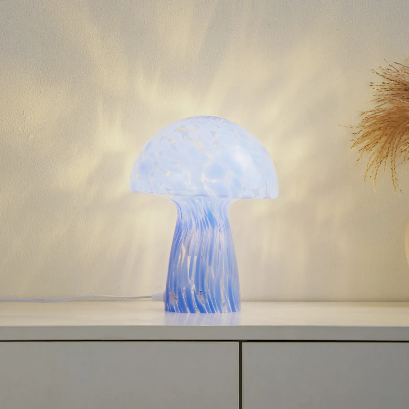 Lámpara de mesa Lindby Hubi, azul, cristal, Ø 22 cm, forma de seta