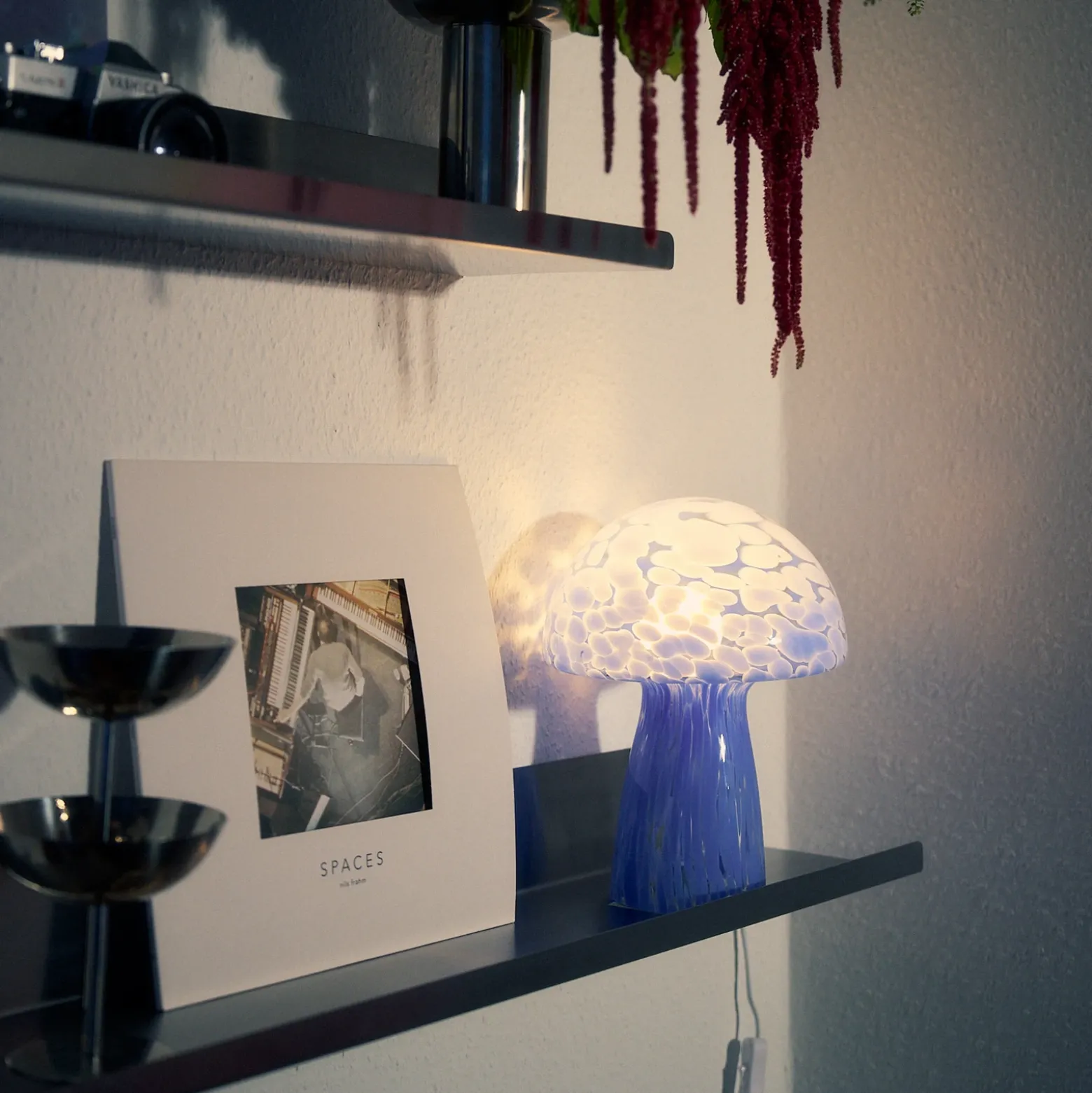 Lámpara de mesa Lindby Hubi, azul, cristal, Ø 22 cm, forma de seta