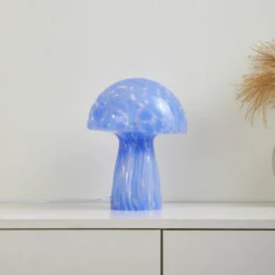 Lámpara de mesa Lindby Hubi, azul, cristal, Ø 22 cm, forma de seta