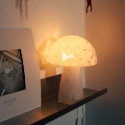 Lámpara de mesa Lindby Hubi, blanca, cristal, Ø 22 cm, forma de seta