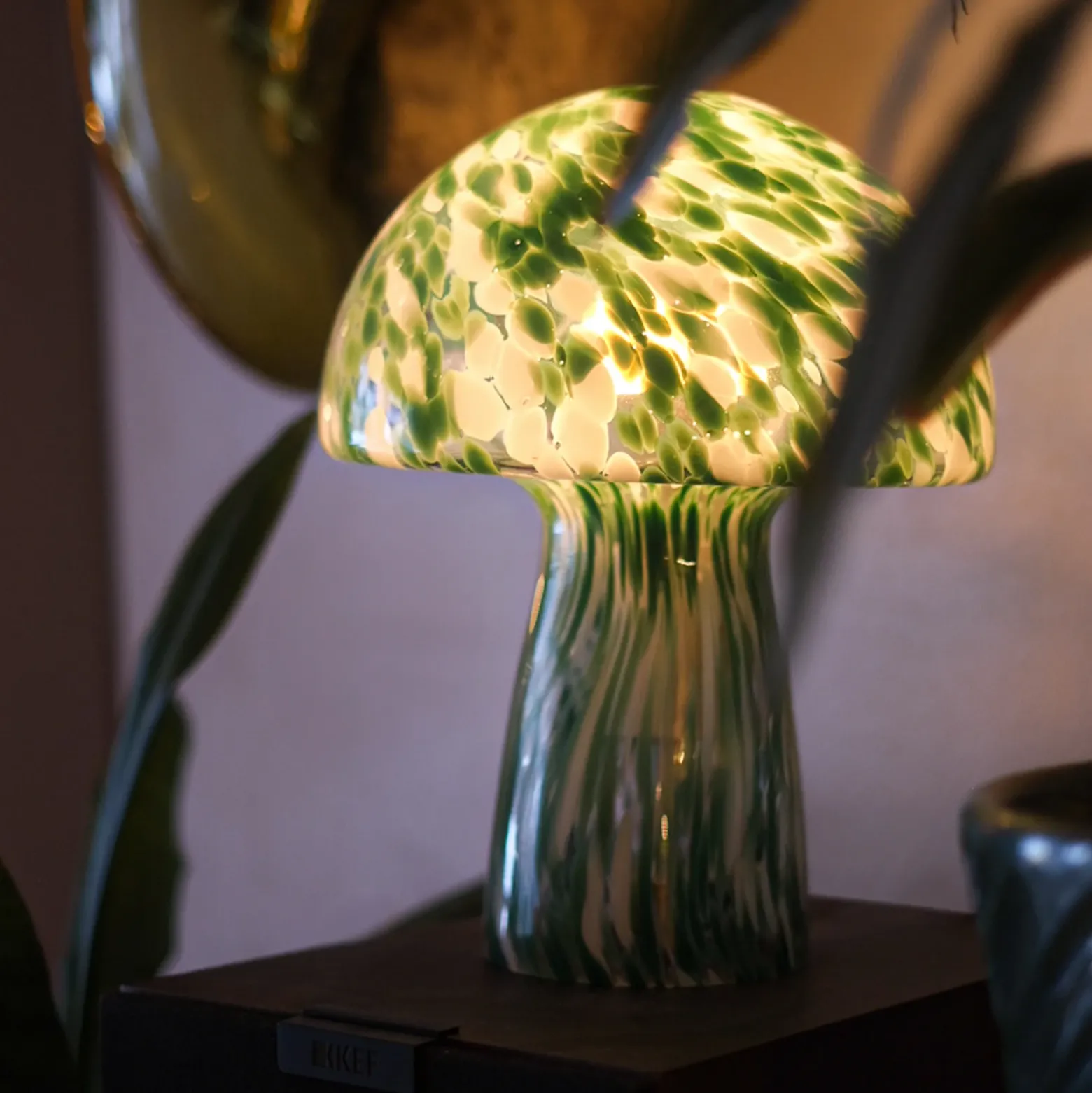 Lámpara de mesa Lindby Hubi, verde, cristal, Ø 22 cm, forma de seta